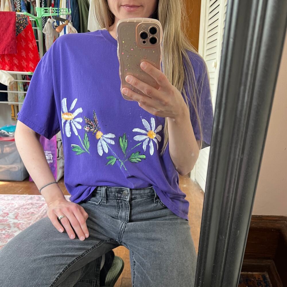 Vintage Purple T Shirt with Hand Painted Daisy Flowers and Butterfly / XL - Picture 9 of 10